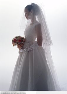 婚礼物语-握着鲜花新娘剪影