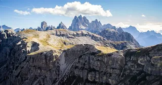 连绵起伏的山脉哦