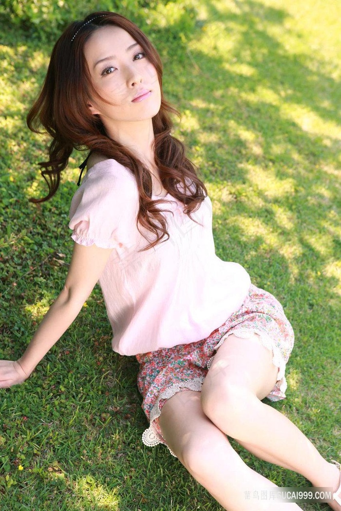 坐在绿草地上的*美女人妻盗摄写真图片