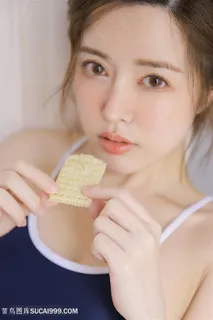 吃饼干的清纯女生特写图片 吃饼干的清纯女生特写图片