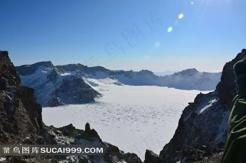 山顶壮观的天池摄影图片