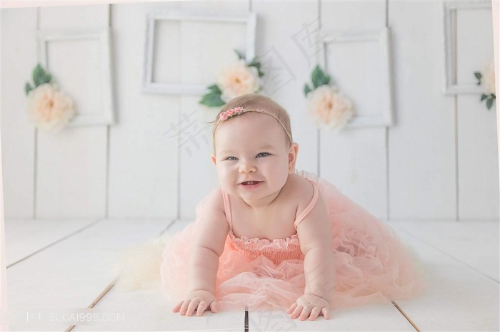 学爬行的小宝宝