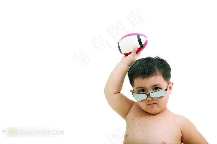 戴眼镜拿皮球的可爱男孩