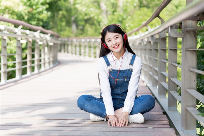 听音乐的青春美女