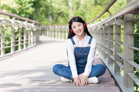 听音乐的青春美女