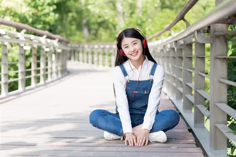 听音乐的青春美女 听音乐的青春美女