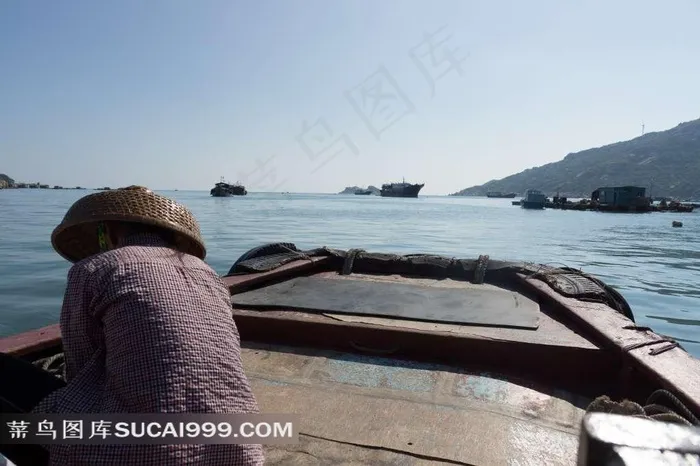 海港渔船上坐着的渔民
