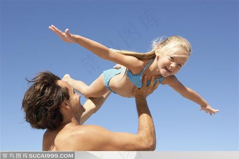 外国家庭-爸爸托起小女孩做飞翔姿势