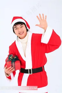扬手抱圣诞礼物的男人