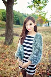 树林中的性感短裙美女