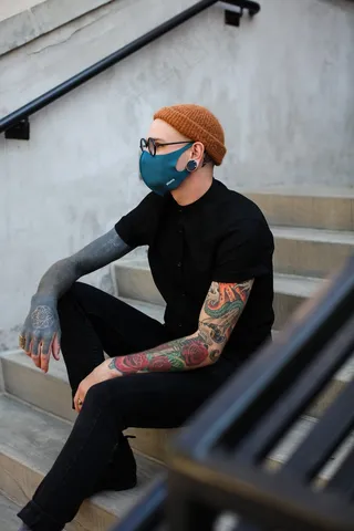 戴口罩的纹身帅哥图片