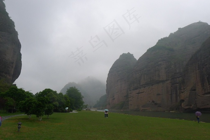 云雾下石林间的草地河流