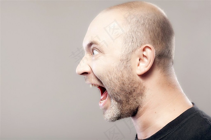 表情惊讶的男人