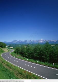 蓝天下的山脉和森林高速公路