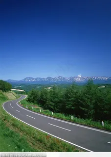 蓝天下的山脉和森林高速公路 蓝天下的山脉和森林高速公路