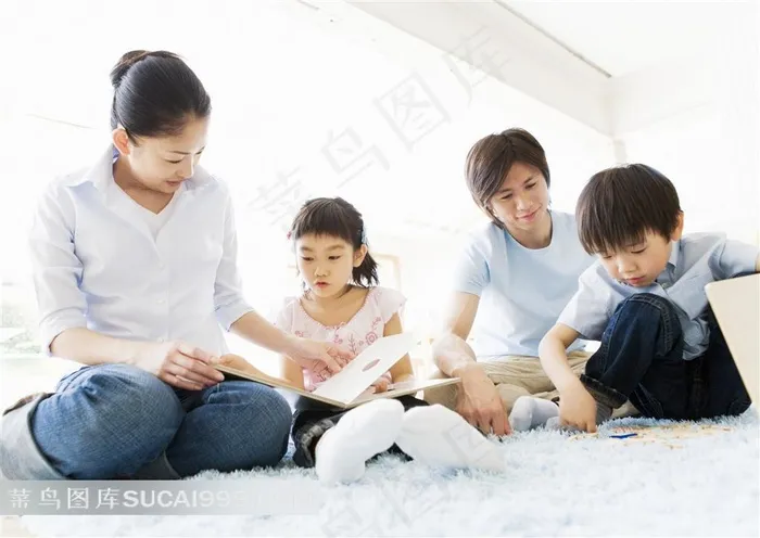 幸福家庭 父母教小孩读书高清特写