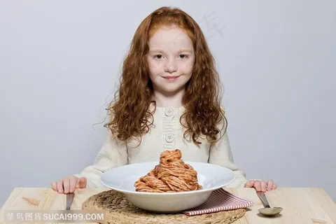 健康饮食广告素材 坐在一盘意大利面前微笑的外国女孩 健康饮食广告素材 坐在一盘意大利面前微笑的外国女孩