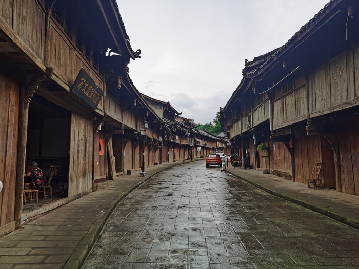 古镇木屋石瓦路清晨雨后