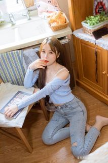坐在地板上的牛仔裤美女钰慧116美女写真图片