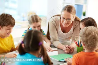 微笑的老师与孩子们