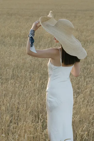 麦田美女背影图片