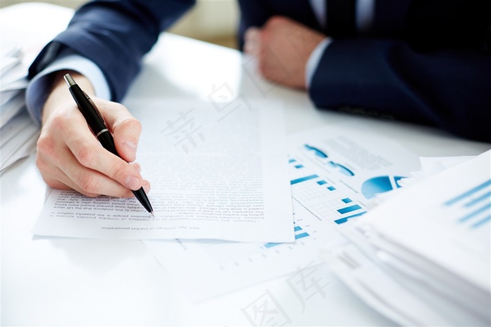 在签合同的文员