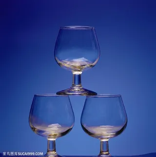 玻璃工艺-三个迭起的高脚杯
