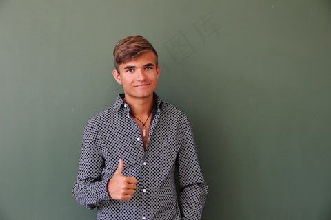 欧美点赞帅哥图片