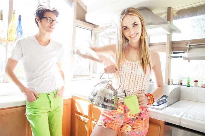 在厨房里的情侣