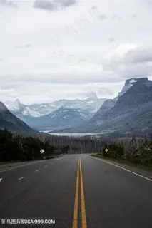 雪山下的双黄线马路