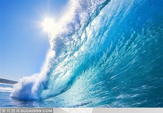 阳光下蔚蓝大海翻起海浪图片素材