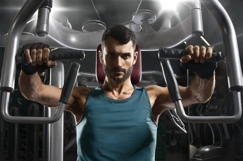 锻炼臂力的男人