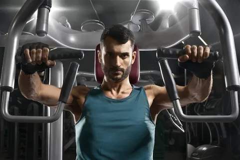 锻炼臂力的男人