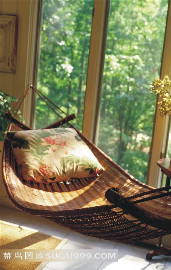 阳台里的藤编吊床