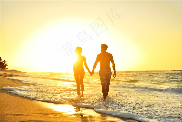 在海水里情侣背影牵手图片