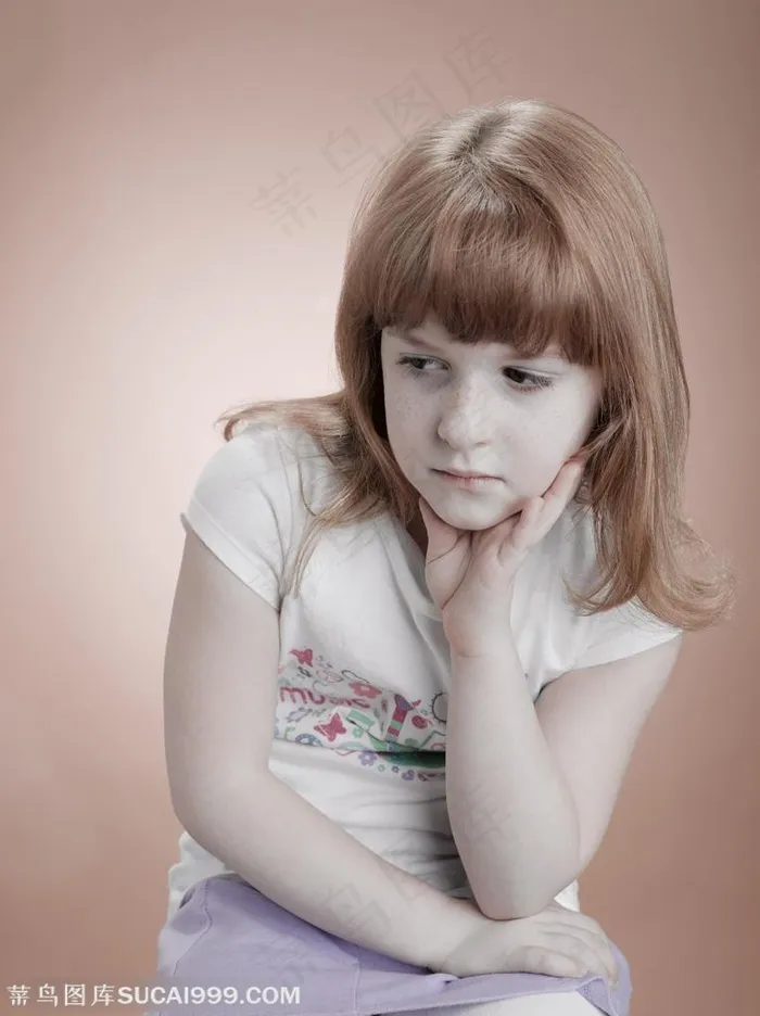 宣传画册广告素材 撑着脸颊的可爱女孩小孩