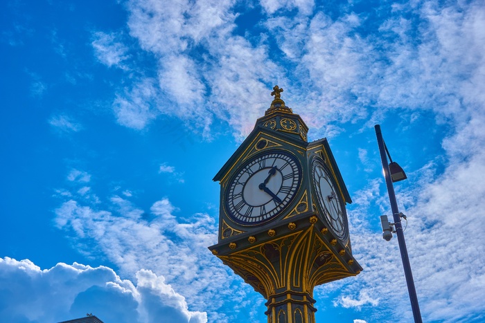 蓝天下复古时钟塔