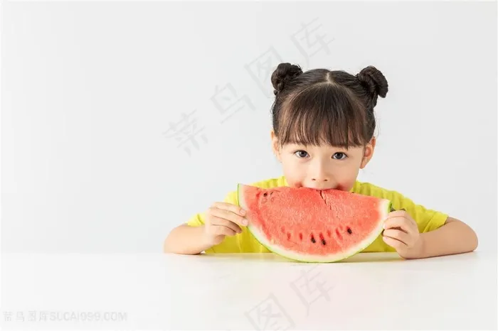 小女孩特别开心的吃着西瓜