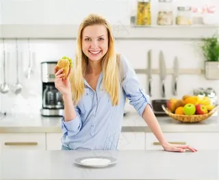 吃汉堡包的美女