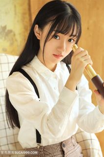 拿着望远镜的欧美古典风格美女图片