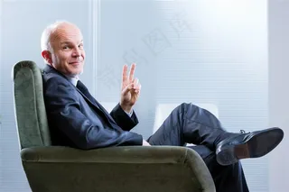 坐在沙发上的男人