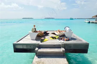 海边度假的幸福情侣图片