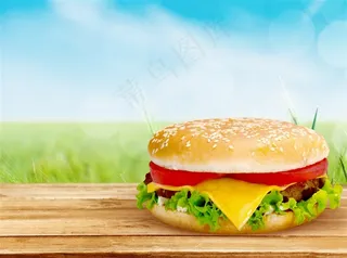 蓝天下的美味汉堡