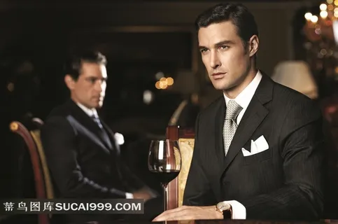 坐着喝酒的男人