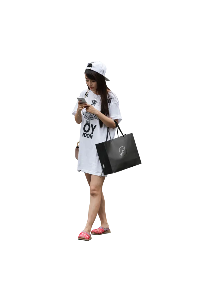 亚裔人物青年 单个美女玩手机