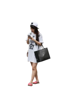亚裔人物青年 单个美女玩手机