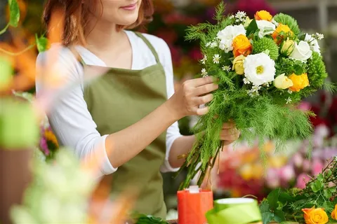在整理鲜花的美女人物摄影高清图片 在整理鲜花的美女人物摄影高清图片
