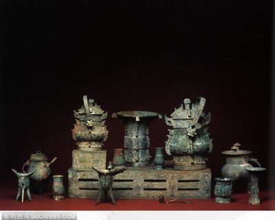 摆放整齐的青铜器