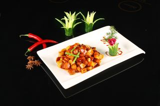 毛氏红烧肉餐饮快餐盖浇饭产品成品高清大图黑底长盘