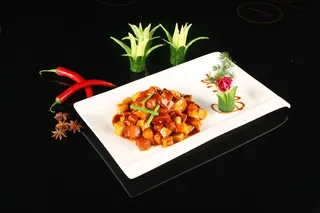 毛氏红烧肉餐饮快餐盖浇饭产品成品高清大图黑底长盘